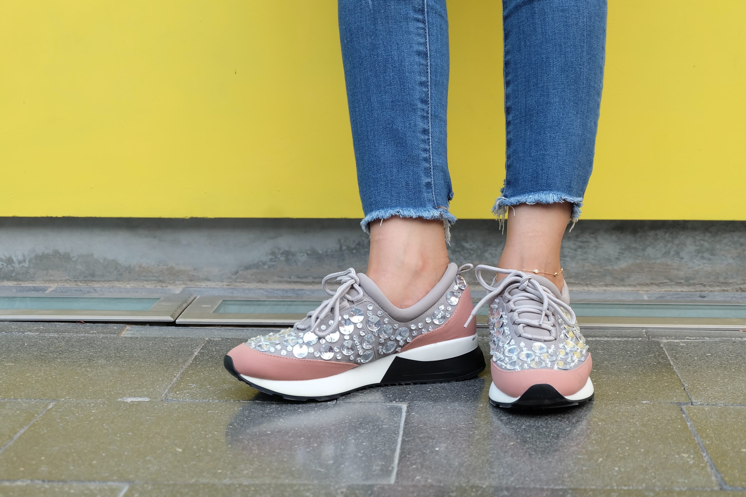 What Are The Factors To Consider Before Buying Women’s Sneakers?